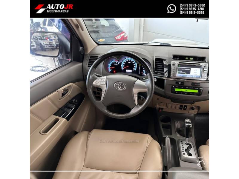 TOYOTA - HILUX SW4 - 2013/2013 - Branca - R$ 153.900,00